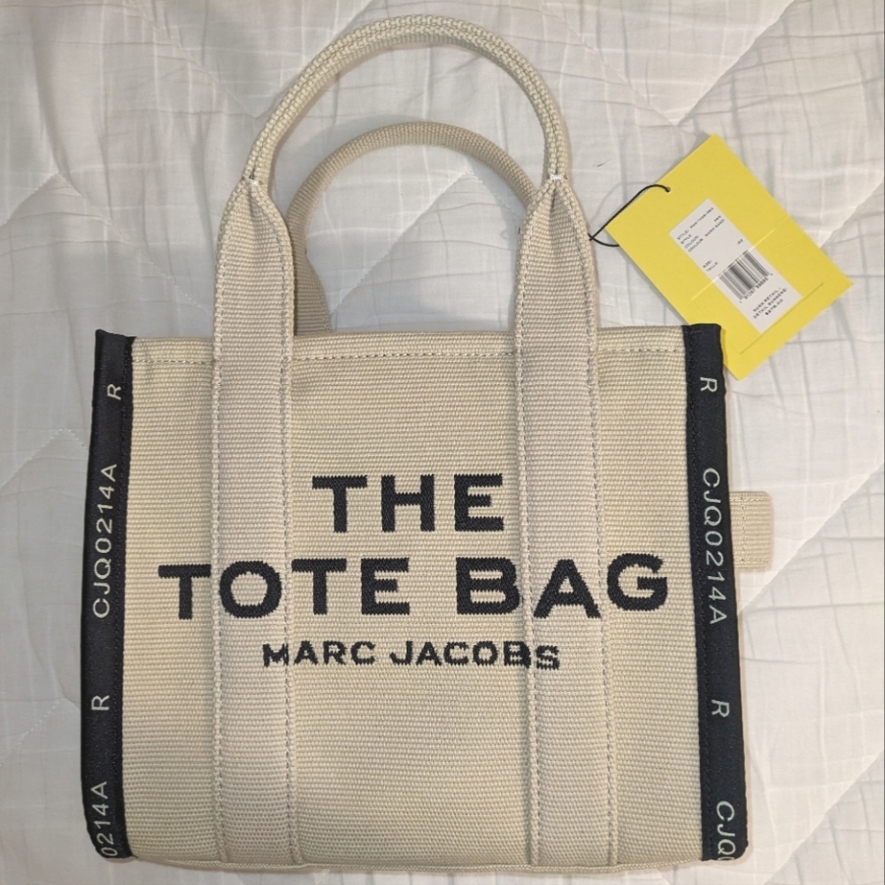 Marc Jacob's 'The Tote Bag' Canvas Small Tote Bag - Picture 7 of 8